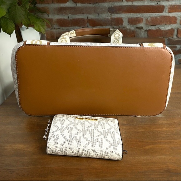 Micheal Kors Maeve Large Tote + Wallet in Vanilla NWT - Picture 5 of 7